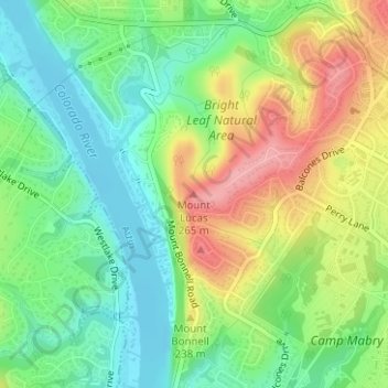 Mount Lucasの地形図、標高、地勢